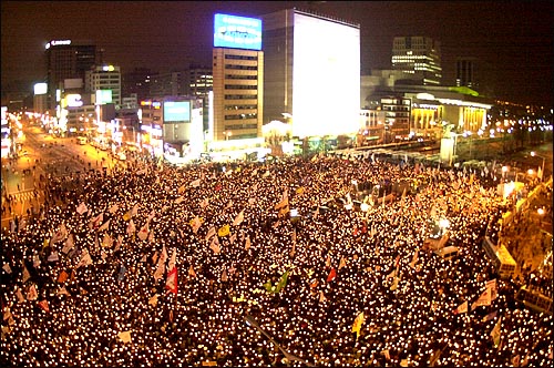 지난 12월 14일 열린 '범국민평화대행진'에 참석한 후 광화문 네거리로 모여든 시민들. 